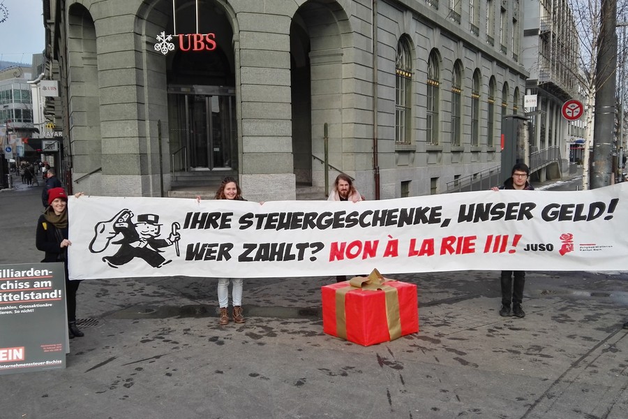 JUSOs übergeben symbolisches Steuergeschenk