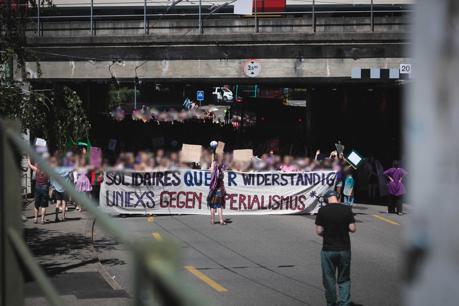 Solidarisch, geeint hässig und zärtlich miteinander